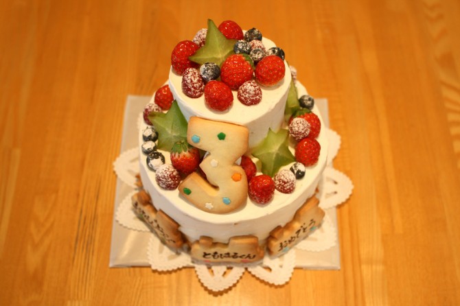 ２段のバースデーケーキ　汽車