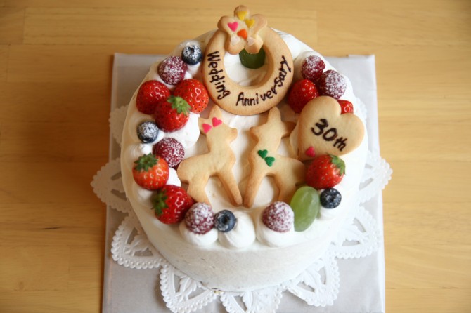 結婚記念日のオーダー ケーキ<br />指輪のモチーフ