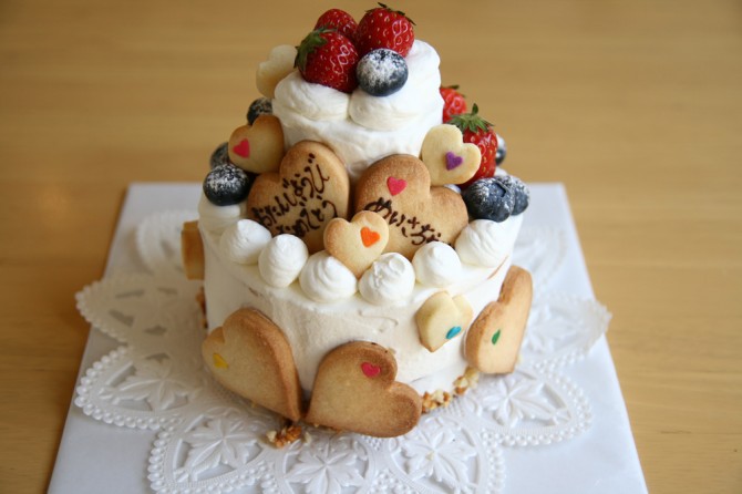 バースデーケーキ<br />2段のケーキ