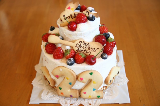 ２段の誕生日ケーキ<br>ギターや車のクッキー