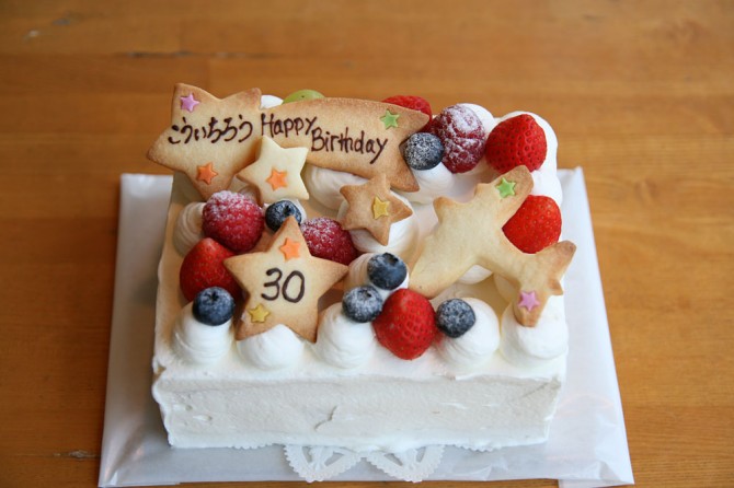 バースデーケーキ<br>小さいスポンジケーキ