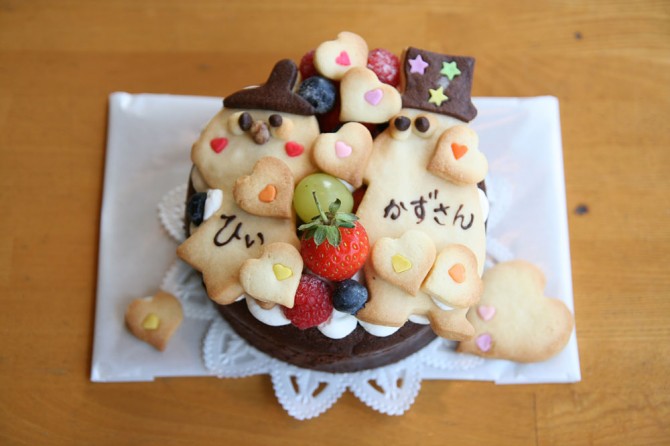 チョコレートケーキのバースデーケーキ