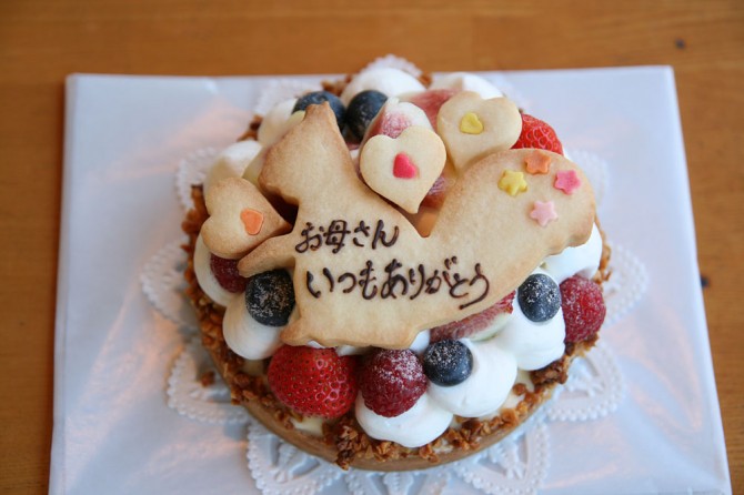 小さな１２センチのフルーツタルトのバースデーケーキ