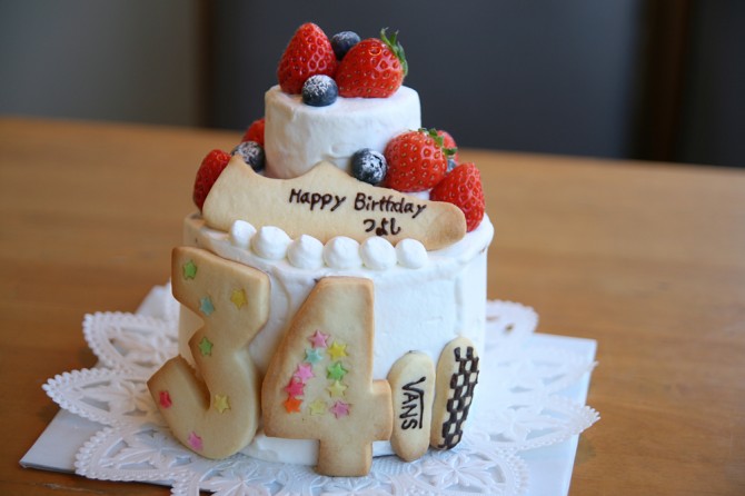 小さな２段のケーキ<br>スニーカー