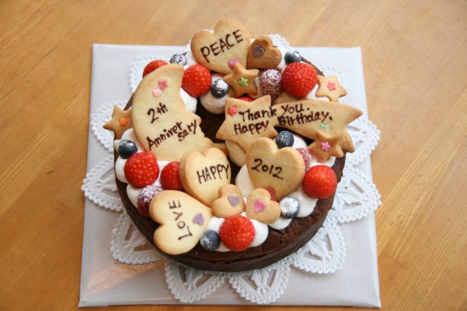 チョコレートケーキのバースデーケーキ