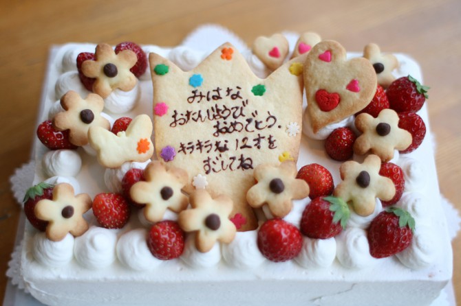 スポンジケーキのバースデーケーキ