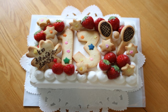 スポンジケーキのバースデーケーキ