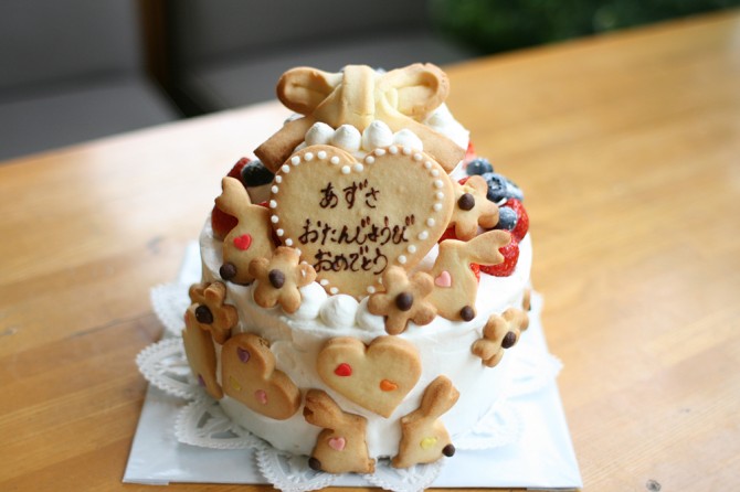 大きい２段のケーキ