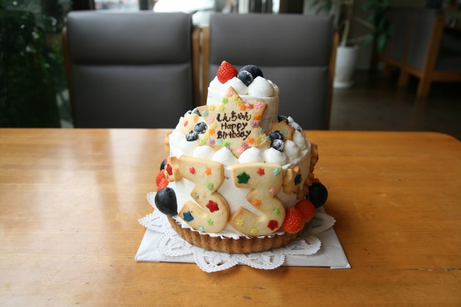 大きな２段のケーキ