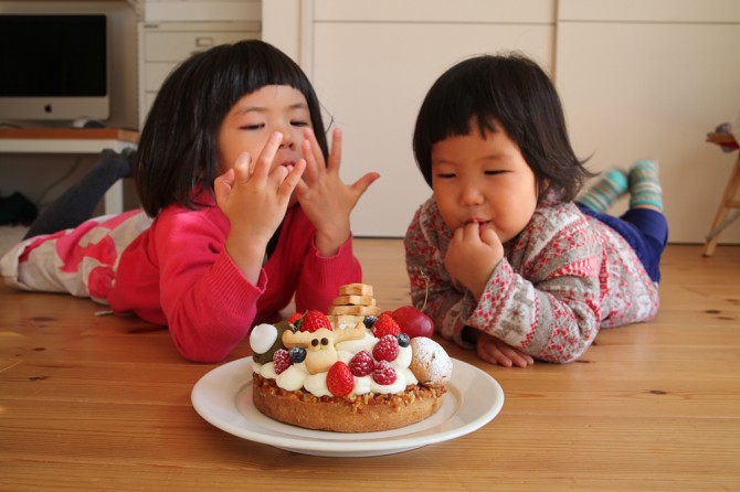 クリスマスケーキと娘２人