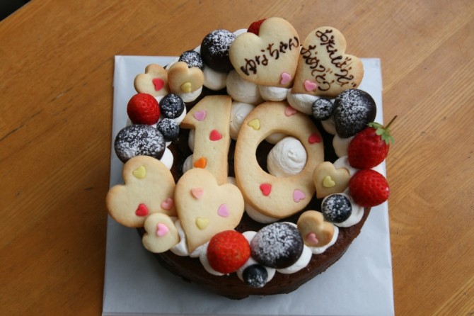 チョコレートケーキのバースデーケーキ