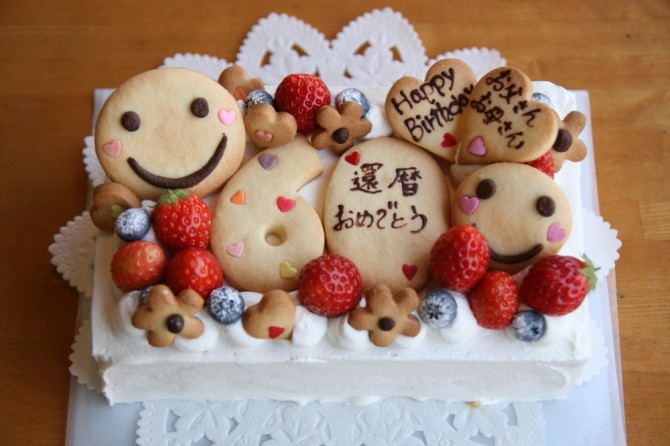 スポンジケーキのバースデーケーキ