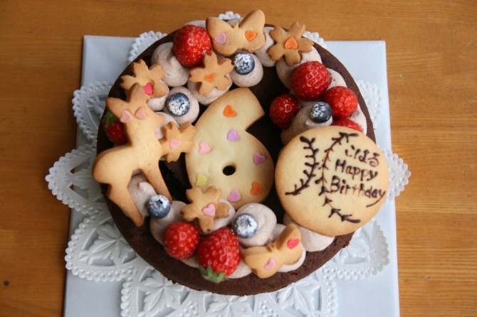 チョコレートケーキのバースデーケーキ