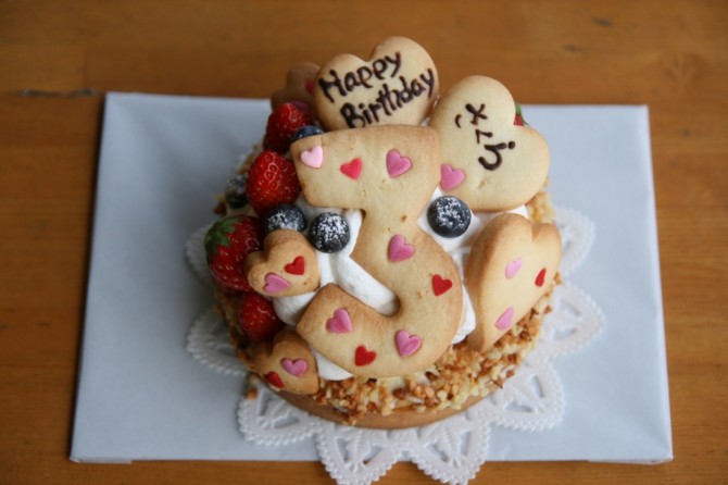 １２センチのフルーツタルトのバースデーケーキ