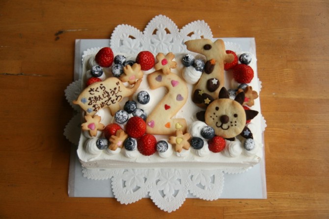 スポンジケーキのバースデーケーキ