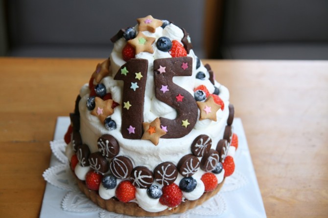 １５歳の大きい２段のケーキ