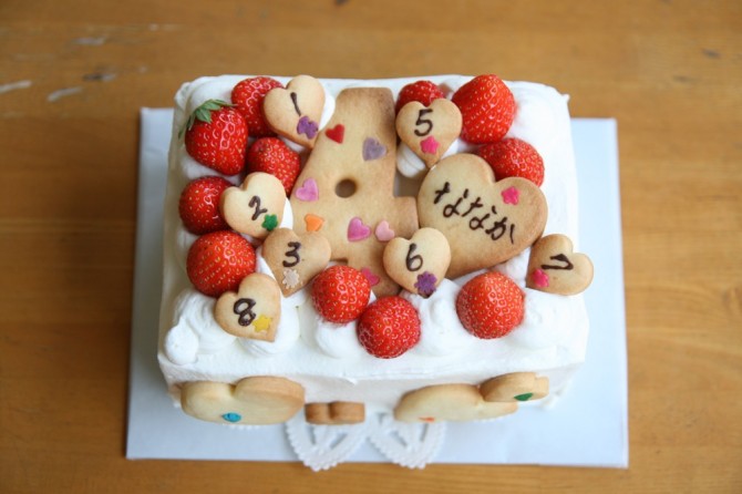 小さいスポンジケーキのバースデーケーキ