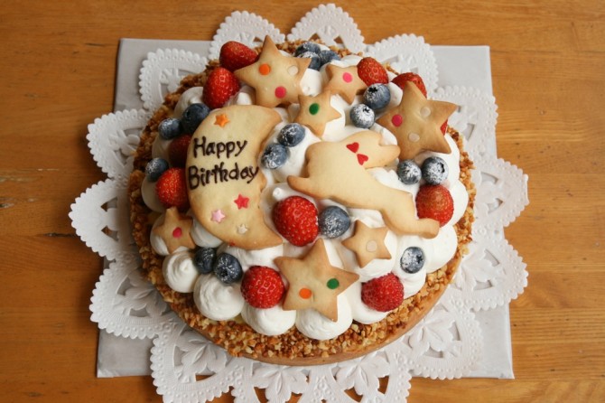 フルーツタルトベースのバースデーケーキ