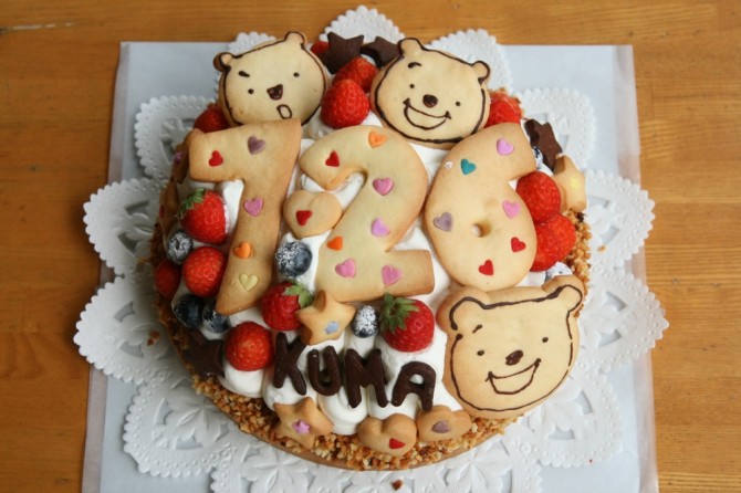 大きなタルトのバースデーケーキ