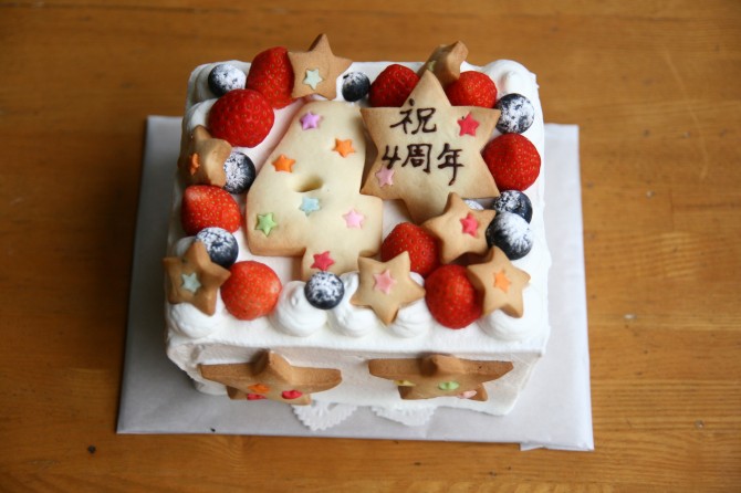 小さなスポンジケーキのバースデーケーキ