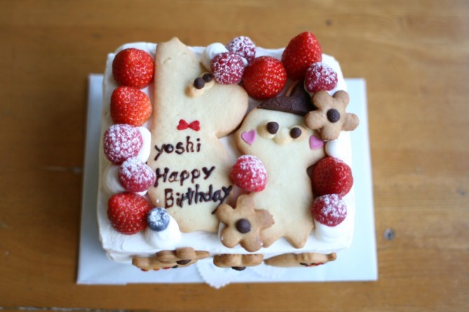 小さなスポンジケーキのバースデーケーキ