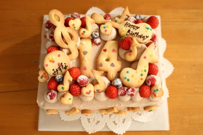 大きなスポンジケーキのバースデーケーキ
