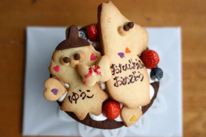 チョコレートケーキのバースデーケーキ