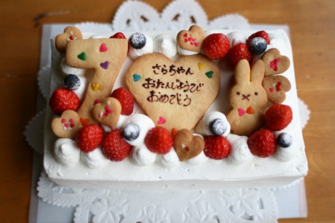 スポンジケーキのバースデーケーキ