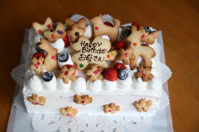 スポンジケーキのバースデーケーキ