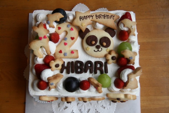 大きなスポンジケーキのバースデーケーキ