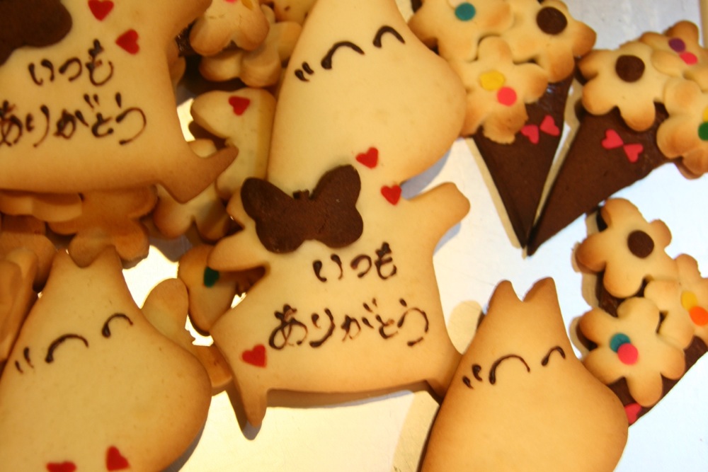 ７日から通常営業です。母の日クッキーもご用意しています。