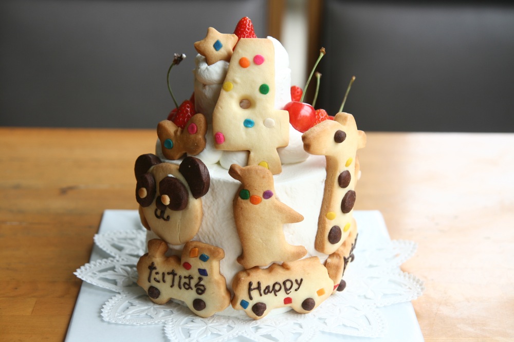 小さな２段のバースデーケーキ