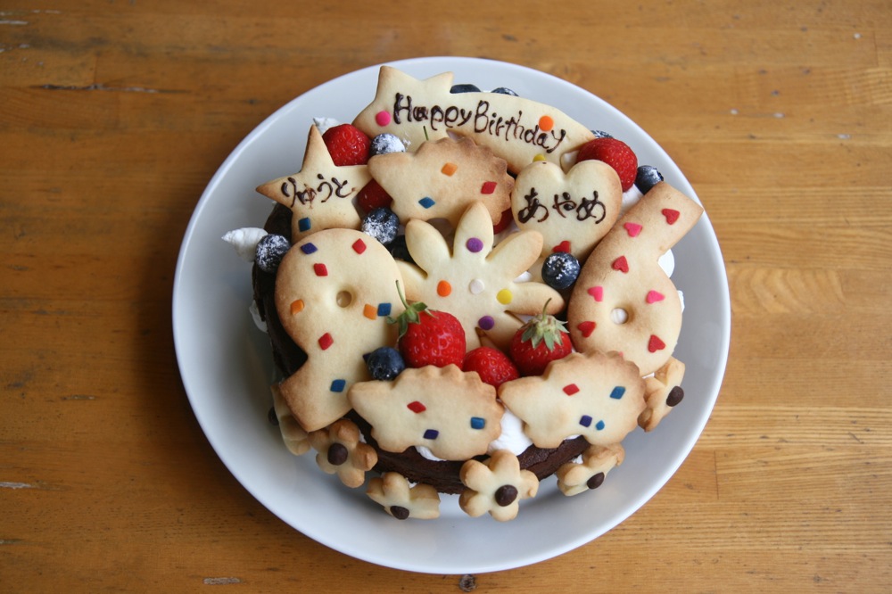 チョコレートケーキのバースデーケーキ