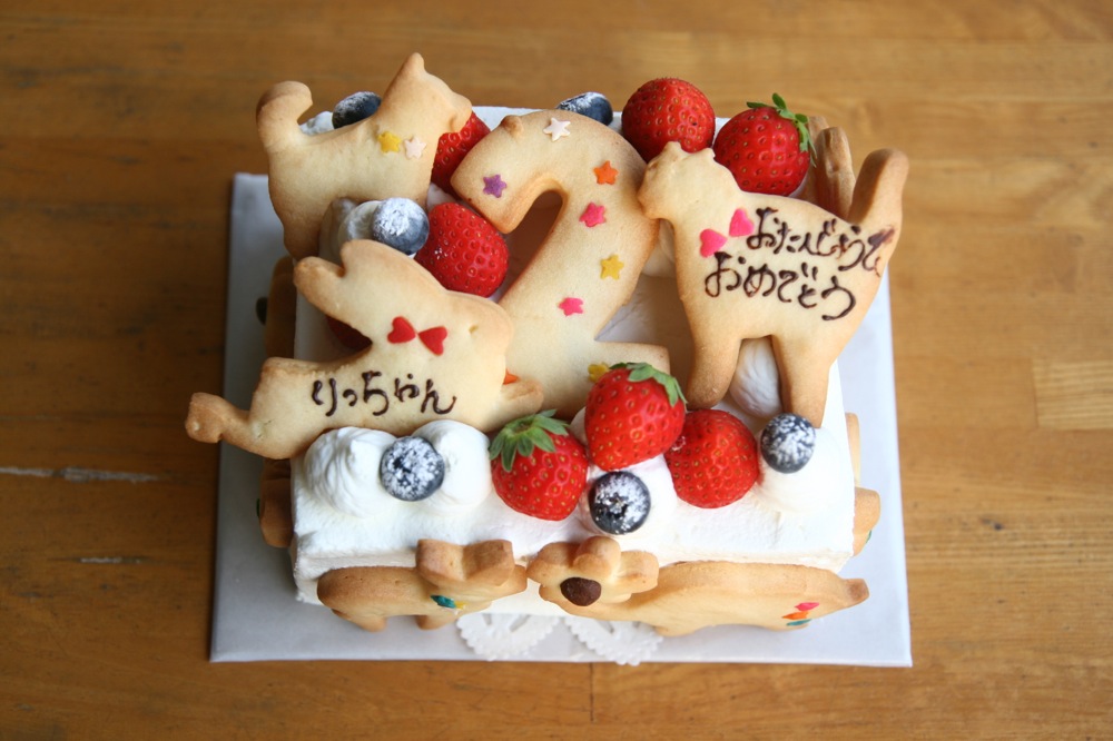 １２センチの小さいスポンジケーキ