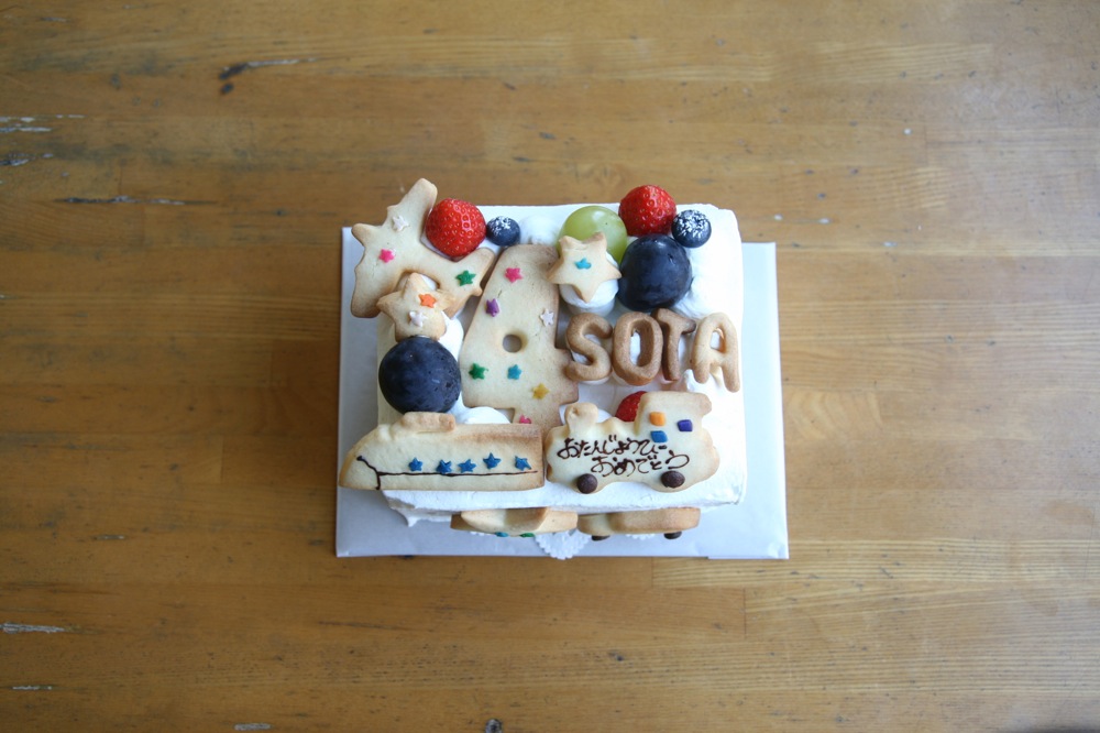 小さなスポンジケーキのバースデーケーキ