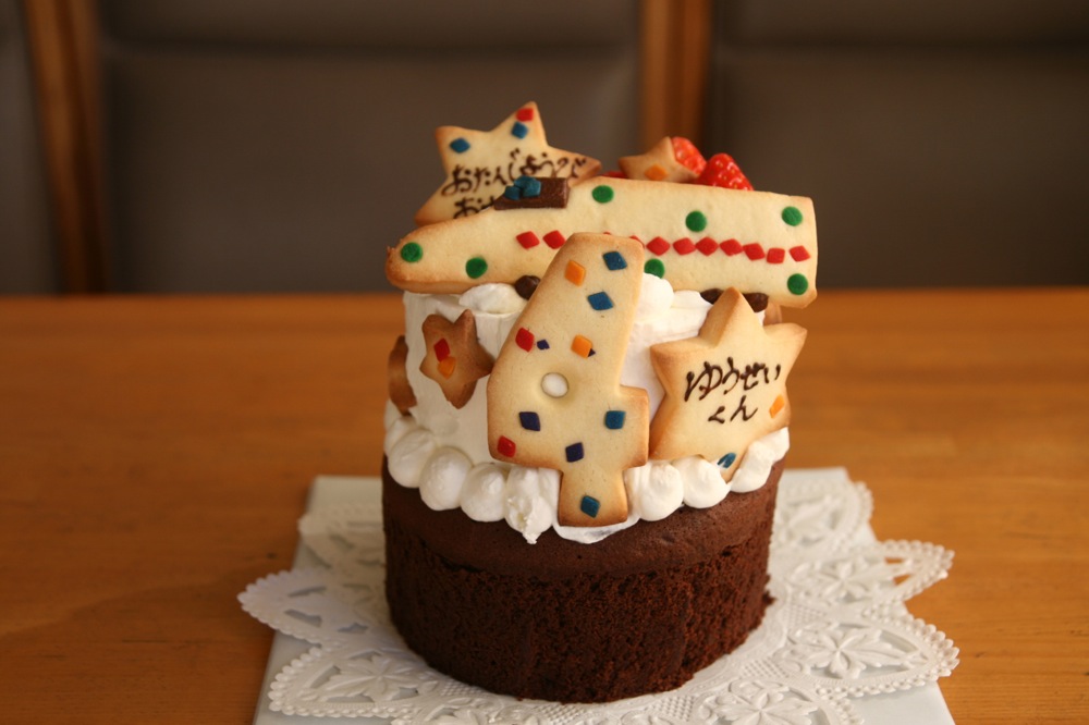 チョコケーキにスポンジケーキのせました。