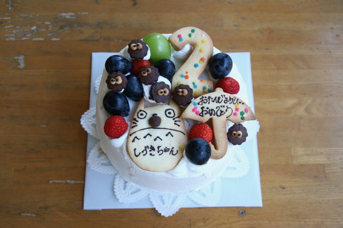 丸のスポンジは、シフォンケーキになります。